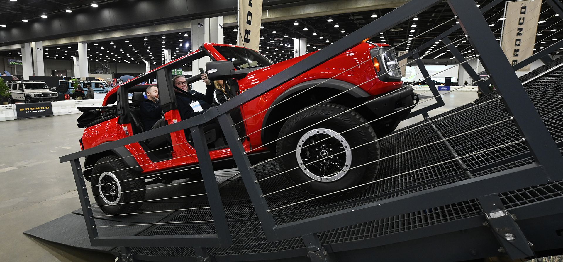 Los invitados disfrutan de un paseo en un Bronco en una pista en el Salón del Automóvil de Detroit, el viernes 10 de enero de 2025, en Detroit. (Foto AP/José Juárez)