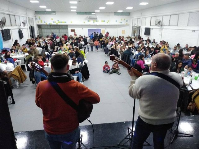 Solidarios. La cena en el SUM del Parque Municipal logró recaudar 500 mil pesos.