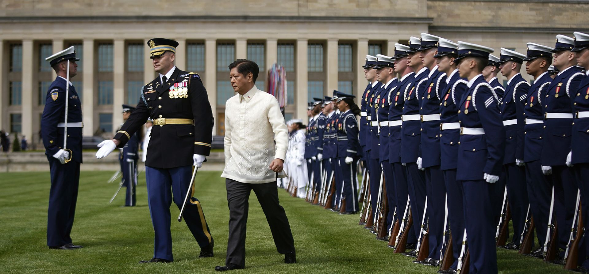 El presidente de Filipinas, Ferdinand Romualdez Marcos Jr., escoltado por el Comandante de Tropas, el Coronel del Ejército David Rowland, revisa las tropas en el Pentágono, el miércoles 3 de mayo de 2023, en Washington. (Foto AP/Andrew Harnik)