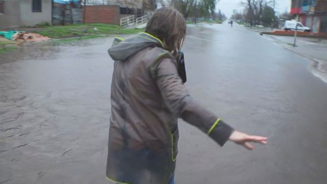 Una trabajadora de prensa se cayó en un pozo durante un móvil desde las inundaciones en La Plata.