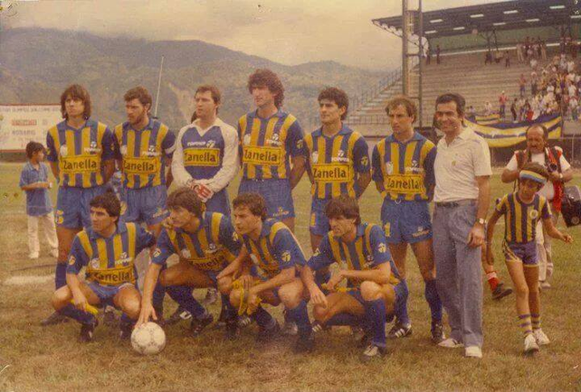 Central posó en esta foto ante Estudiantes de Mérida con un futbolista porque Pedernera tuvo que ir al baño.