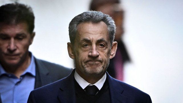 El ex presidente de Francia Nicolas Sarkozy ingresó en prisión para cumplir una condena de cinco años.