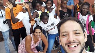 Misión solidaria de una pareja de jóvenes rosarinos en el corazón del brote de ébola