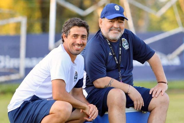 Messera, cuando era DT de la reserva de Gimnasia, al lado de Diego Maradona. "Es un recuerdo para toda la vida", dijo.