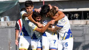 Los chicos de Central festejan en medio de la goleada canalla ante Barracas. El equipo se recuperó.