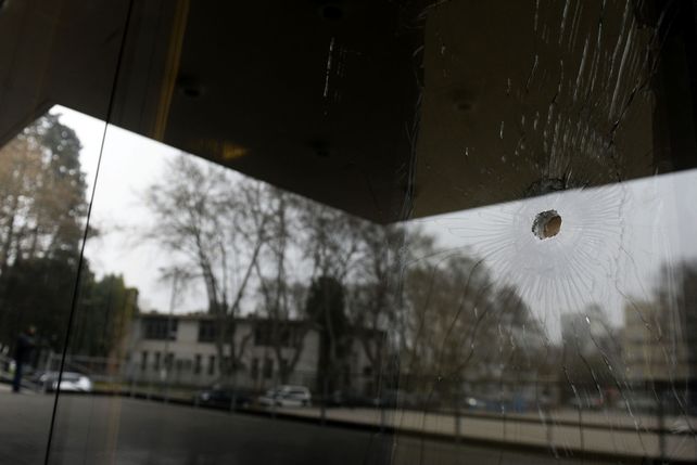 Un impacto de bala en un vidrio del Centro de Justicia Penal.