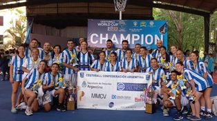 Las chicas y los varones de Argentina celebran la obtención de los títulos mundiales en India.
