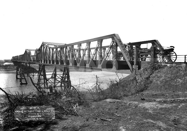 Puente de hierro y camino (ca. 1930) Entre Santo Tomé y Santa Fe.