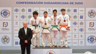 Juan Martín Caffaratti, el primero desde la izquierda, en el podio final en Paraguay. Gran subcampeonato de judo del joven de Gimnasia.