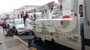 Un conductor mal estacionado en una calle del microcentro de Paraná se negó a bajarse del vehículo cuando era llevado por la grúa de Tránsito.&nbsp;