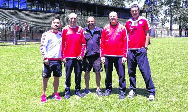 Captadores leprosos.&nbsp; Ariel Michaloutsos (en el centro) junto a sus colaboradores en la tarea de buscar jugadores.