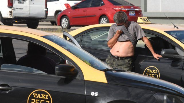 Taxistas en el velatorio de su compañero asesinado en febrero de 2020.