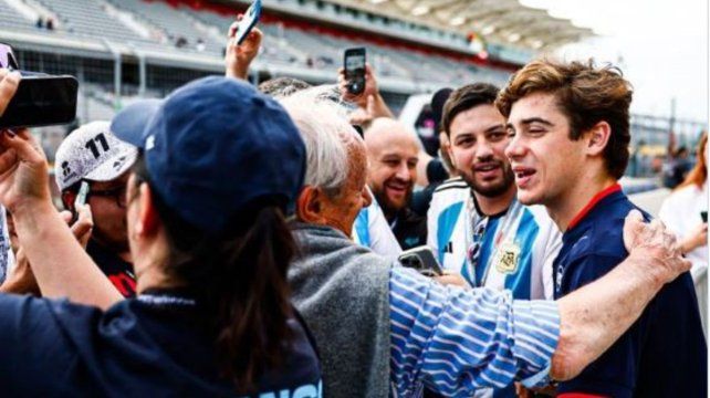 Colapinto pisa cada vez más firme en la Fórmula 1 y después de la clasificación se abrazó con sus fans en Austin.