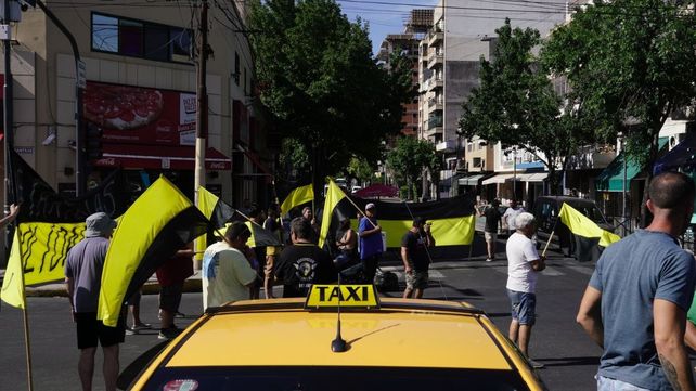 Protesta. Un grupo de taxistas corta este jueves a la tarde calle Santa Fe frente a la Terminal de Ómnibus. 
