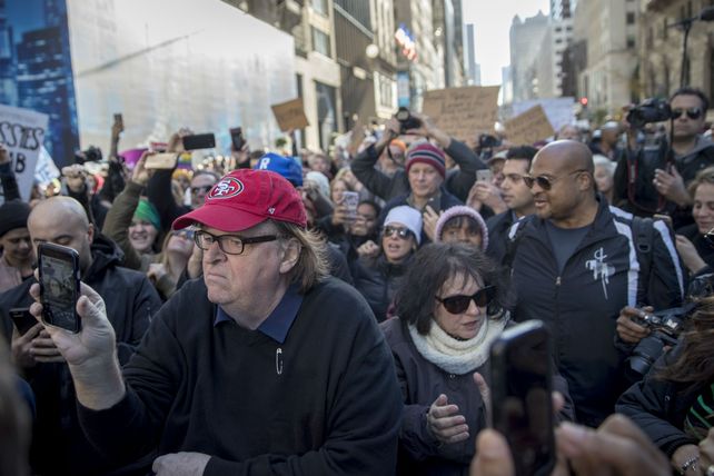 El cineasta Michael Moore se coló en la Torre Trump de Manhattan