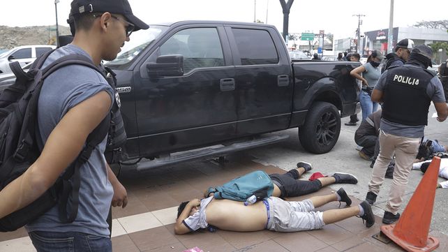 Dos jóvenes fueron arrestados por personal policial ecuatoriano en las afueras del canal de televisión TC.