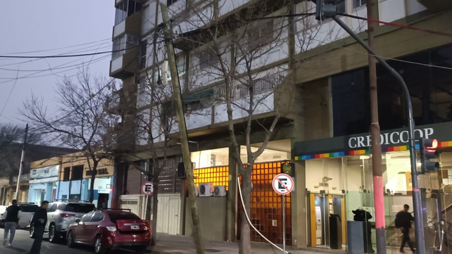 A punto de caer. La columna quedó peligrosamente inclinada luego de que un camión arrastrara varios cables. 