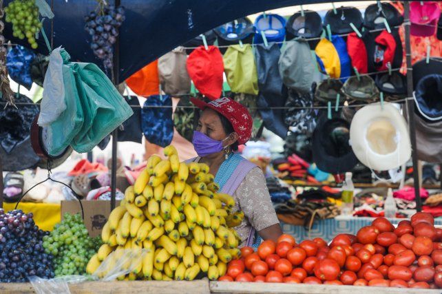 Frutas, verduras y ropa conviven en Rouill&oacute;n y Maradona. Foto: Celina Mutti Lovera