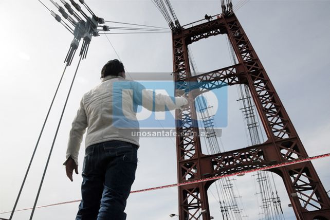 Un remisero de la cooperativa amagó a tirarse del puente