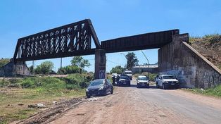 El lugar donde hallaron el auto y en su interior al hombre maniatado