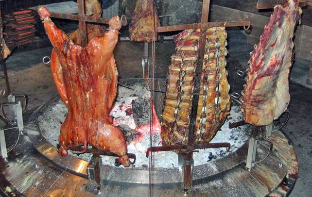 El asadito. Los especialistas recomiendan una dieta baja en carnes y quesos.