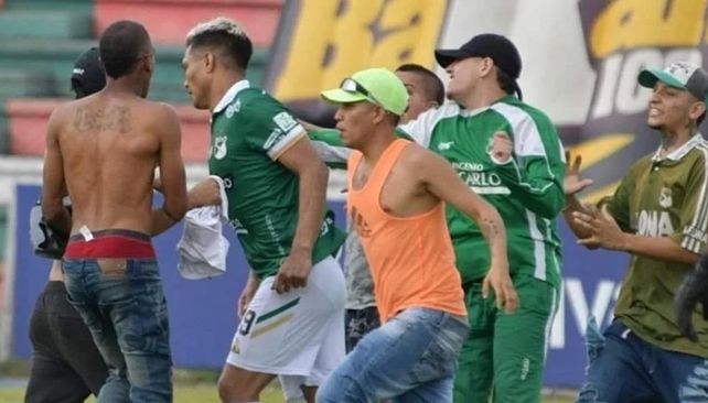 El ex delantero de Central Teófilo Gutierrez fue agredido por hinchas de Deportivo Cali