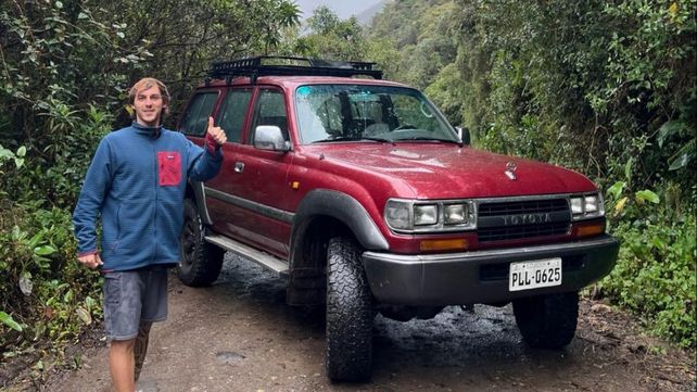 La camioneta y el ex leproso en medio de la cadena montañosa.