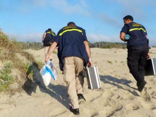 Los policías uruguayos encontraron la mochila enterrada en la arena