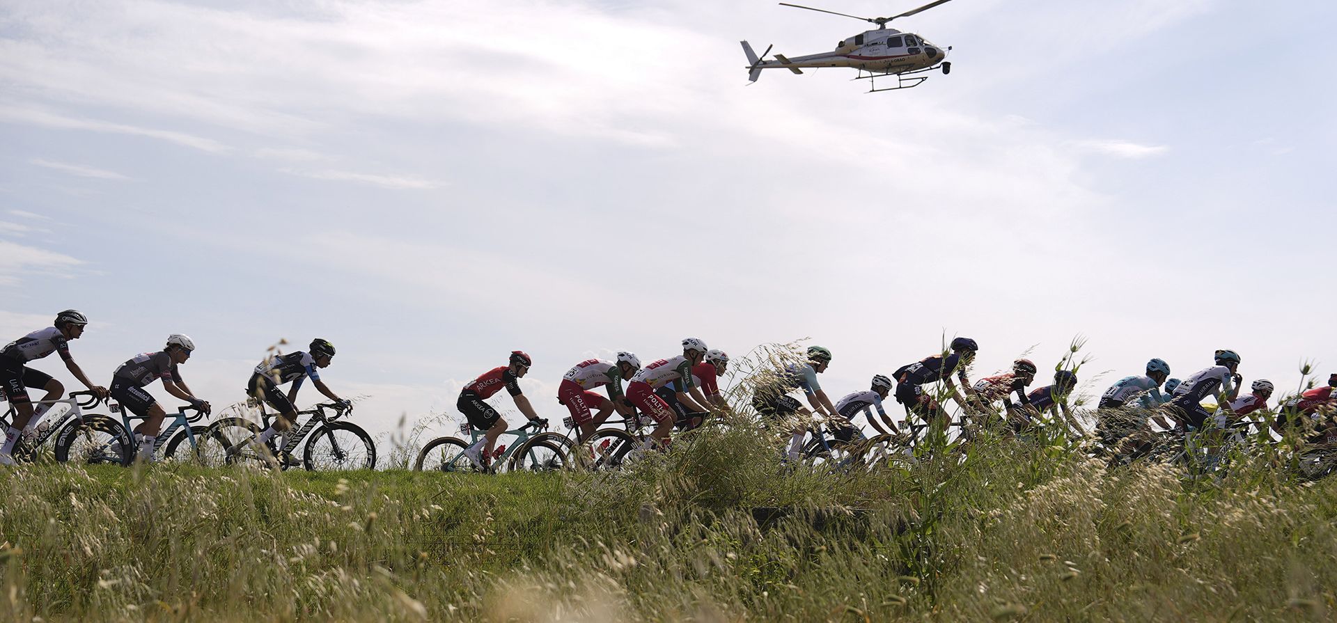 El pelotón pedalea durante la quinta etapa del Giro de Italia, de Ceglie Messapica a Matera, Italia, el miércoles 14 de mayo de 2025. (Fabio Ferrari/LaPresse vía AP) El pelotón pedalea durante la quinta etapa del Giro de Italia, de Ceglie Messapica a Matera, Italia, el miércoles 14 de mayo de 2025. (Fabio Ferrari/LaPresse vía AP)