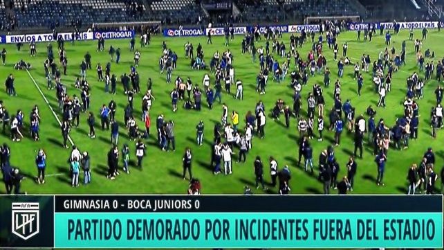 Partido demorado por incidentes fuera del estadio.