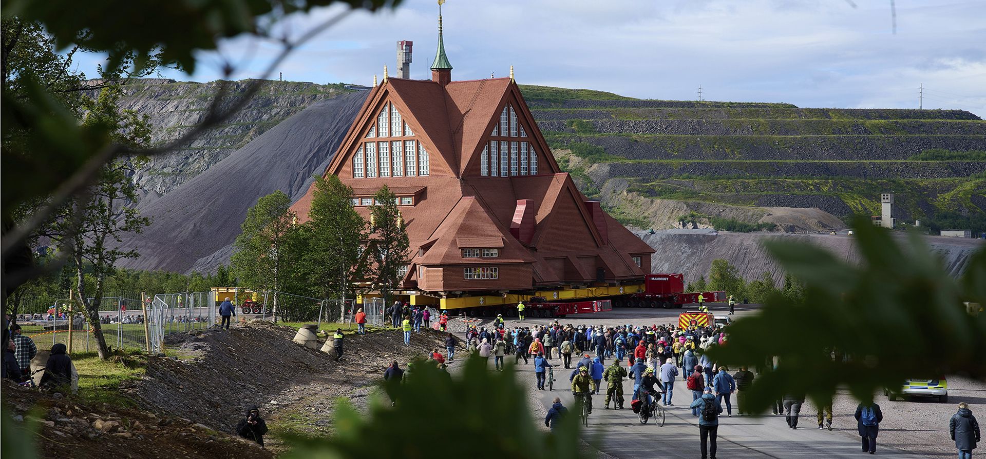 Residentes observan como se realiza el traslado de la Iglesia de Kiruna, una iglesia luterana sueca de madera de estilo sami, llamada Kyrka en sueco, en Kiruna, Suecia, hasta el nuevo centro de la ciudad, como parte de la reubicación, el martes 19 de agosto de 2025. (Foto AP/Malin Haarala) Residentes observan como se realiza el traslado de la Iglesia de Kiruna, una iglesia luterana sueca de madera de estilo sami, llamada Kyrka en sueco, en Kiruna, Suecia, hasta el nuevo centro de la ciudad, como parte de la reubicación, el martes 19 de agosto de 2025. (Foto AP/Malin Haarala)