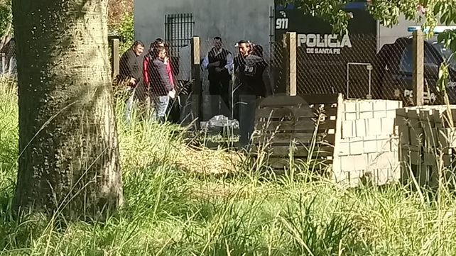 Investigan la muerte de un hombre que chocó su auto y tenía dos balazos