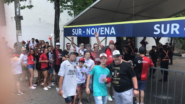 Así es la vigilia de los hinchas de Colón para la histórica final en Asunción