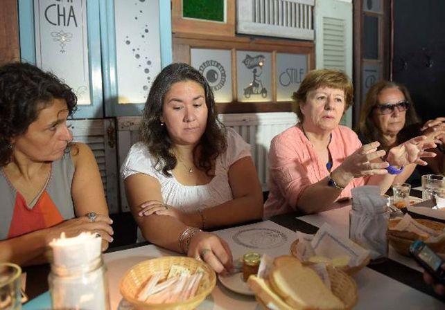La presidenta del Concejo de Reconquista y la integrante de Cladem (en el medio) explican el caso. (Sebastián Suárez Meccia / La Capital)