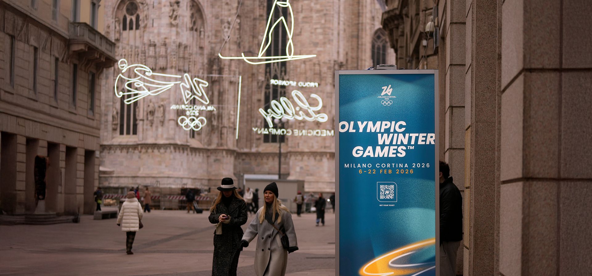 La gente camina por Corso Vittorio Emanuele II, la calle principal del centro, mientras se encienden las luces de neón de los Juegos Olímpicos de Invierno de Milán Cortina, Italia, el viernes 9 de enero de 2026. (Foto AP/Luca Bruno) La gente camina por Corso Vittorio Emanuele II, la calle principal del centro, mientras se encienden las luces de neón de los Juegos Olímpicos de Invierno de Milán Cortina, Italia, el viernes 9 de enero de 2026. (Foto AP/Luca Bruno)