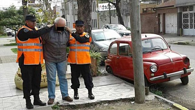 Esposado. El médico operaba en una clínica de Balcarce y Las Heras