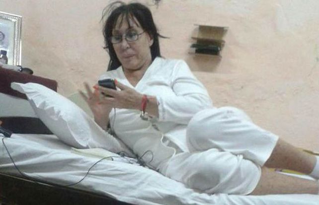 Las agentes paraguayas que custodian el penal no perdieron la oportunidad de sacar una foto con la diva argentina.