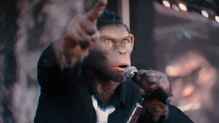 El mono que representa a Robbie Williams en la película biográfica Better Man, ya disponible en cines del país