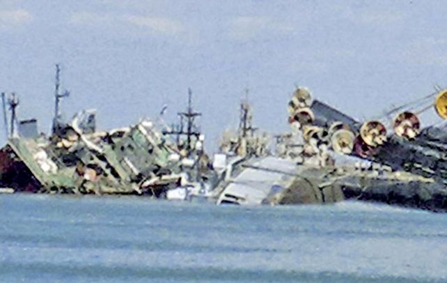 Impactante. El navío (derecha) quedó apoyado en el fondo del lecho marino sobre la banda de babor.