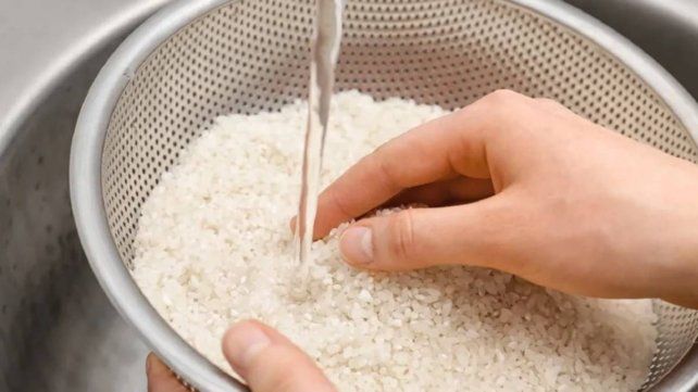 ¿Hay que lavar el arroz antes de cocinarlo? qué dice la ciencia