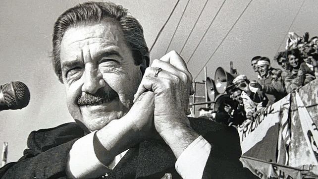 El día que quisieron matar a Alfonsín: la falla en el revólver que salvó la vida del ex presidente