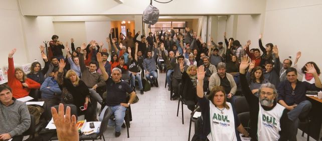 Docentes universitarios ratificaron la medida de fuerza y hoy esperan una nueva oferta