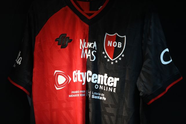 El homenaje de Newells a 50 años del golpe: Nunca Más en la camiseta y placa en el Parque