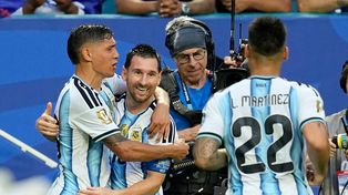 Messi ya abrió el partido y festeja un nuevo triunfo de la selección argentina junto a Nahuel Molina y a Lautaro Martínez.