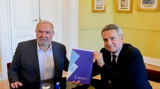 El presidente de Argentino, Daniel Mariatti, y el jefe de Gabinete, Agustín Rossi, tras la firma de la cesión del terreno en forma indefinida para el salaíto.