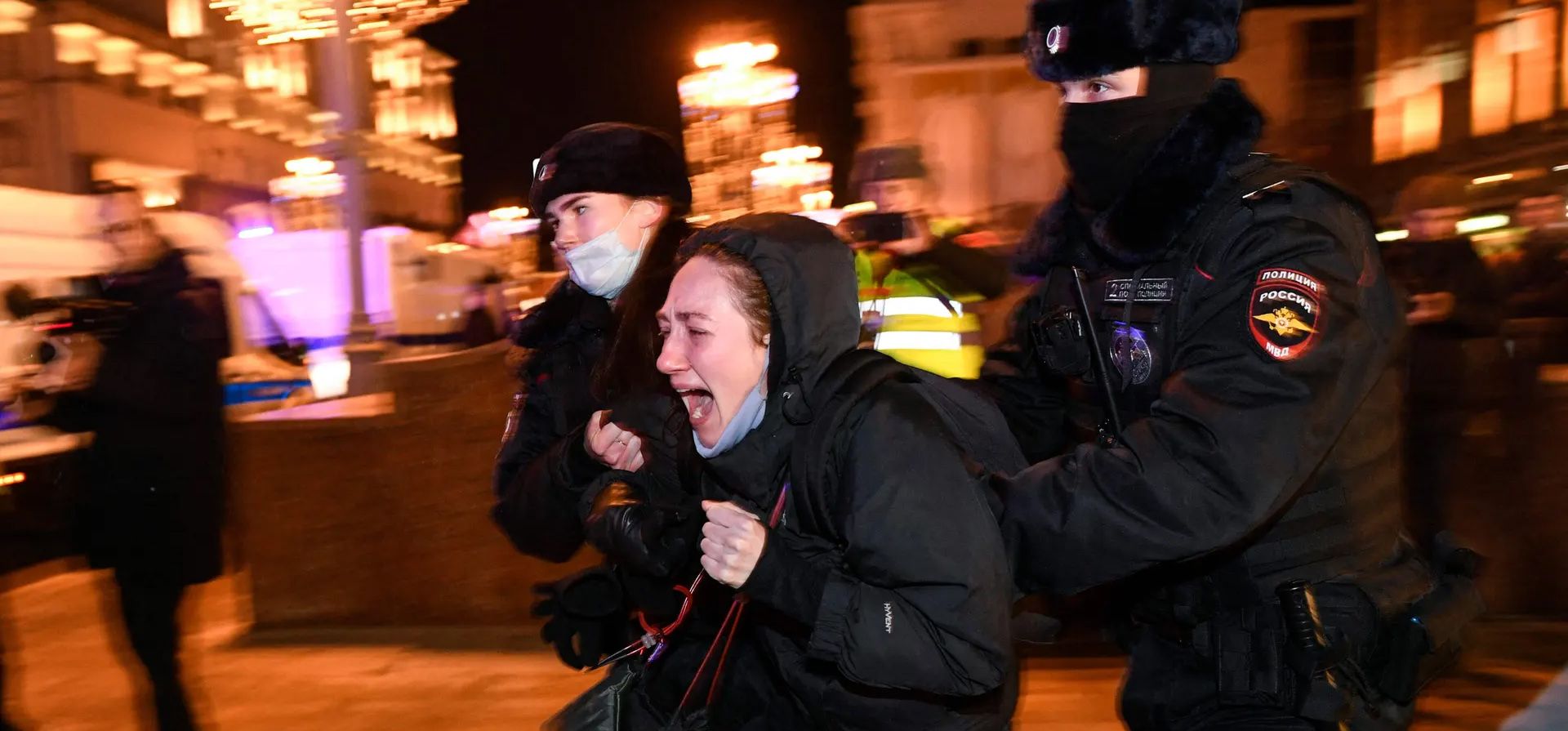 Agentes de policía detienen a un manifestante durante una protesta contra la invasión rusa de Ucrania en Moscú. Fotografía: Alexander Nemenov/AFP/Getty Images