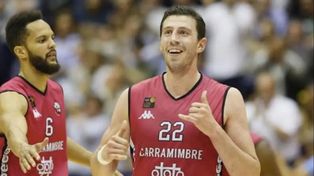 Un club de básquet español felicitó al capitán por haber tenido un bebé y destapó su doble vida