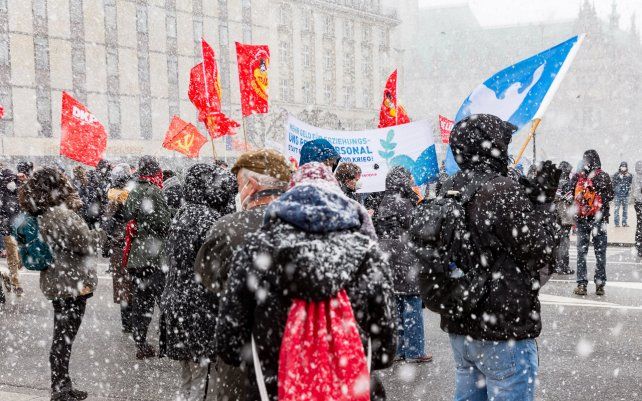 Marcha celebrada el lunes de Pascua en Hamburgo, Alemania. La gente se manifestó contra el comercio de armas.