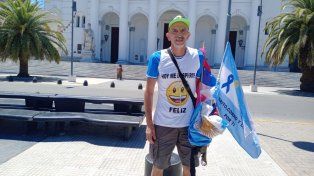 Ricardo Félix Krakowiechi recorre el país corriendo para promover la prevención del cáncer.