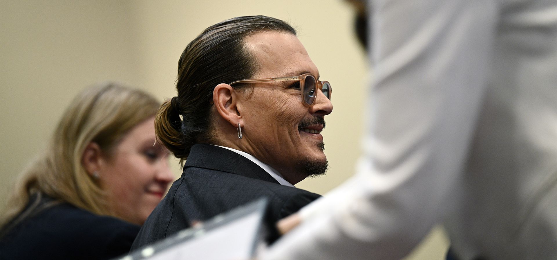 El actor Johnny Depp en la sala del tribunal de circuito del condado de Fairfax en Fairfax, Virginia, el martes 17 de mayo de 2022. Depp demandó a su exesposa Amber Heard por difamación en el tribunal de circuito del condado de Fairfax después de que ella escribiera un artículo de opinión en The Washington Post en 2018 refiriéndose a sí misma como una "figura pública que representa el abuso doméstico".